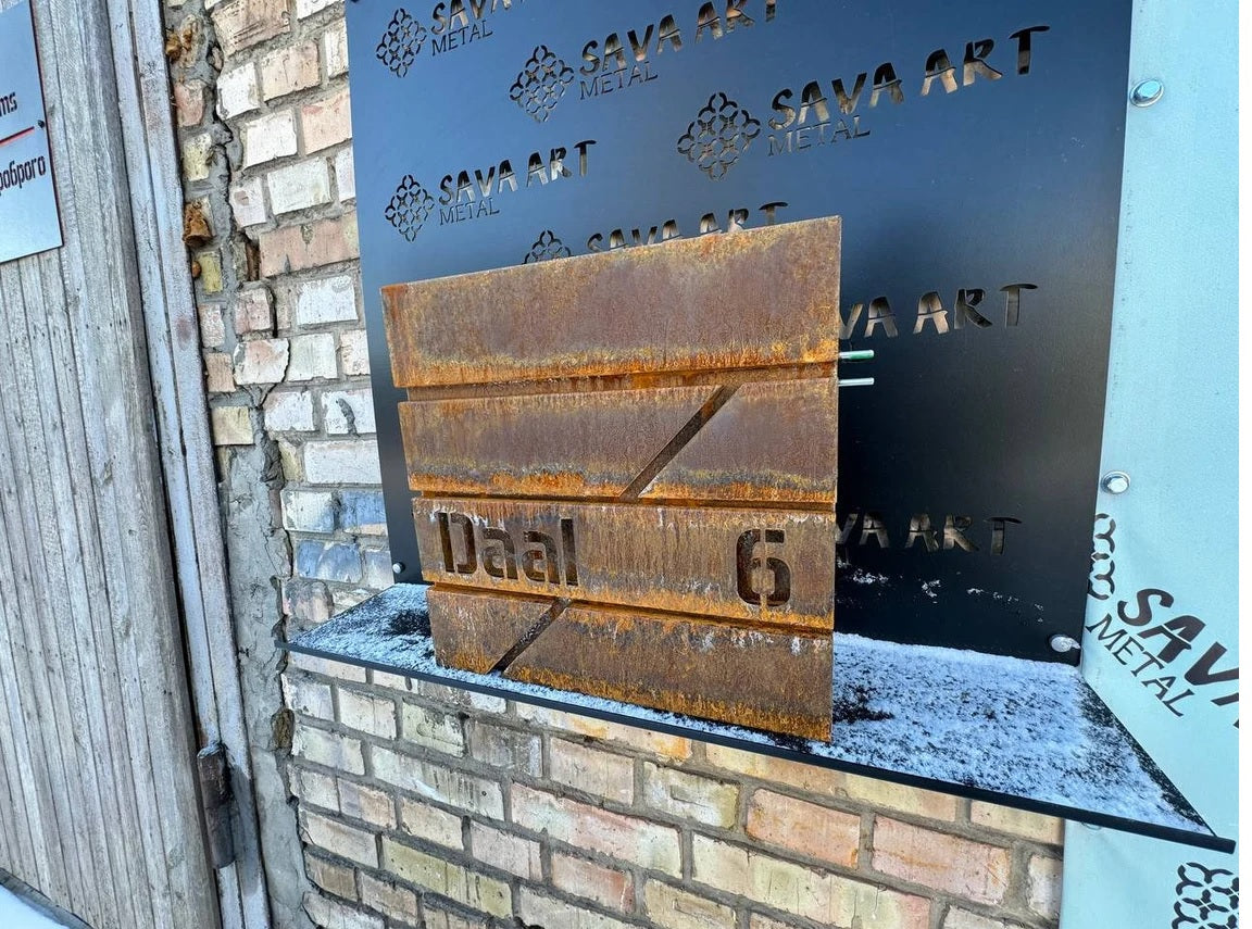 Maßgefertigter Wandbriefkasten aus Cortenstahl