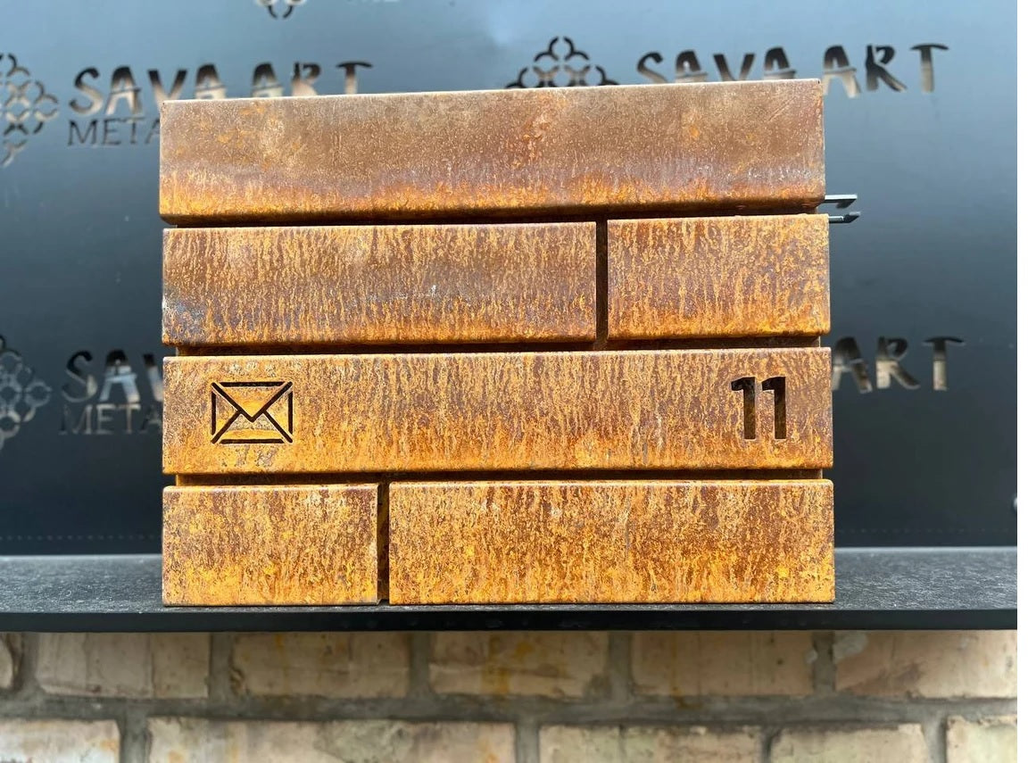 Maßgefertigter Wandbriefkasten aus Cortenstahl