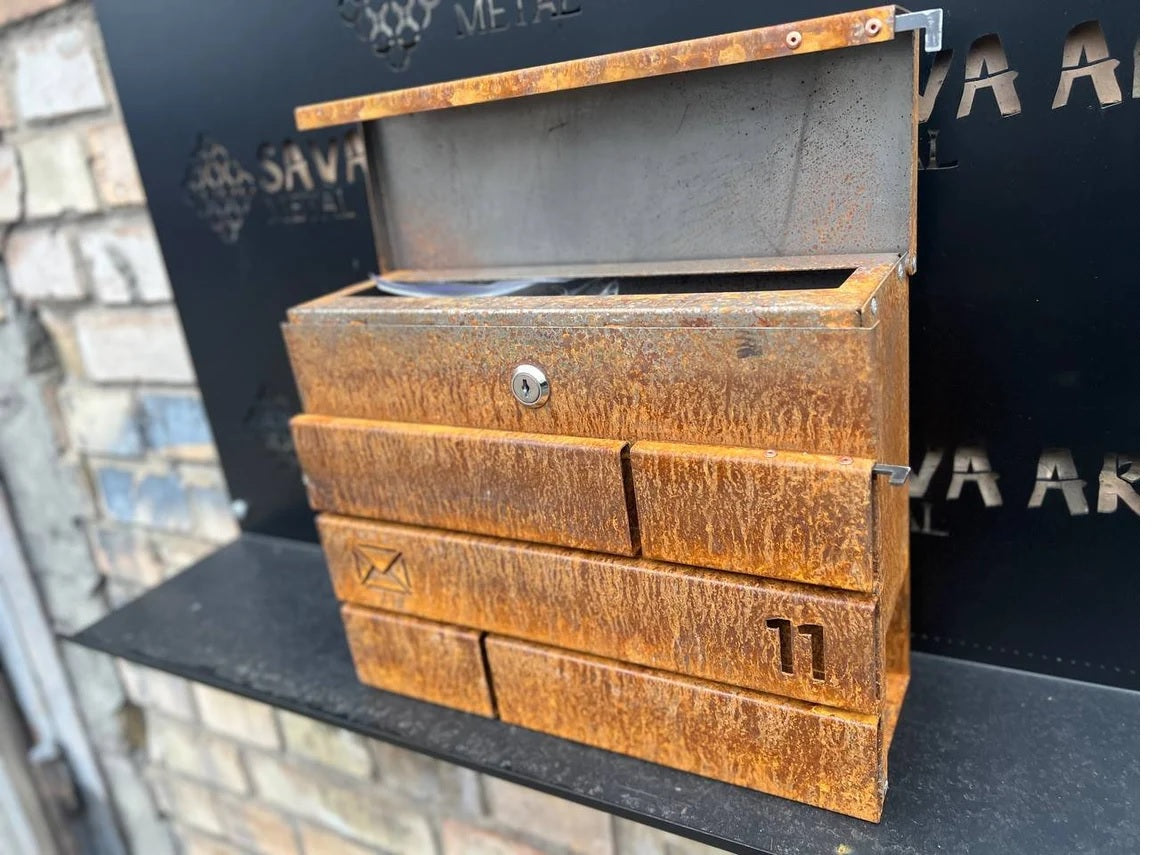 Maßgefertigter Wandbriefkasten aus Cortenstahl