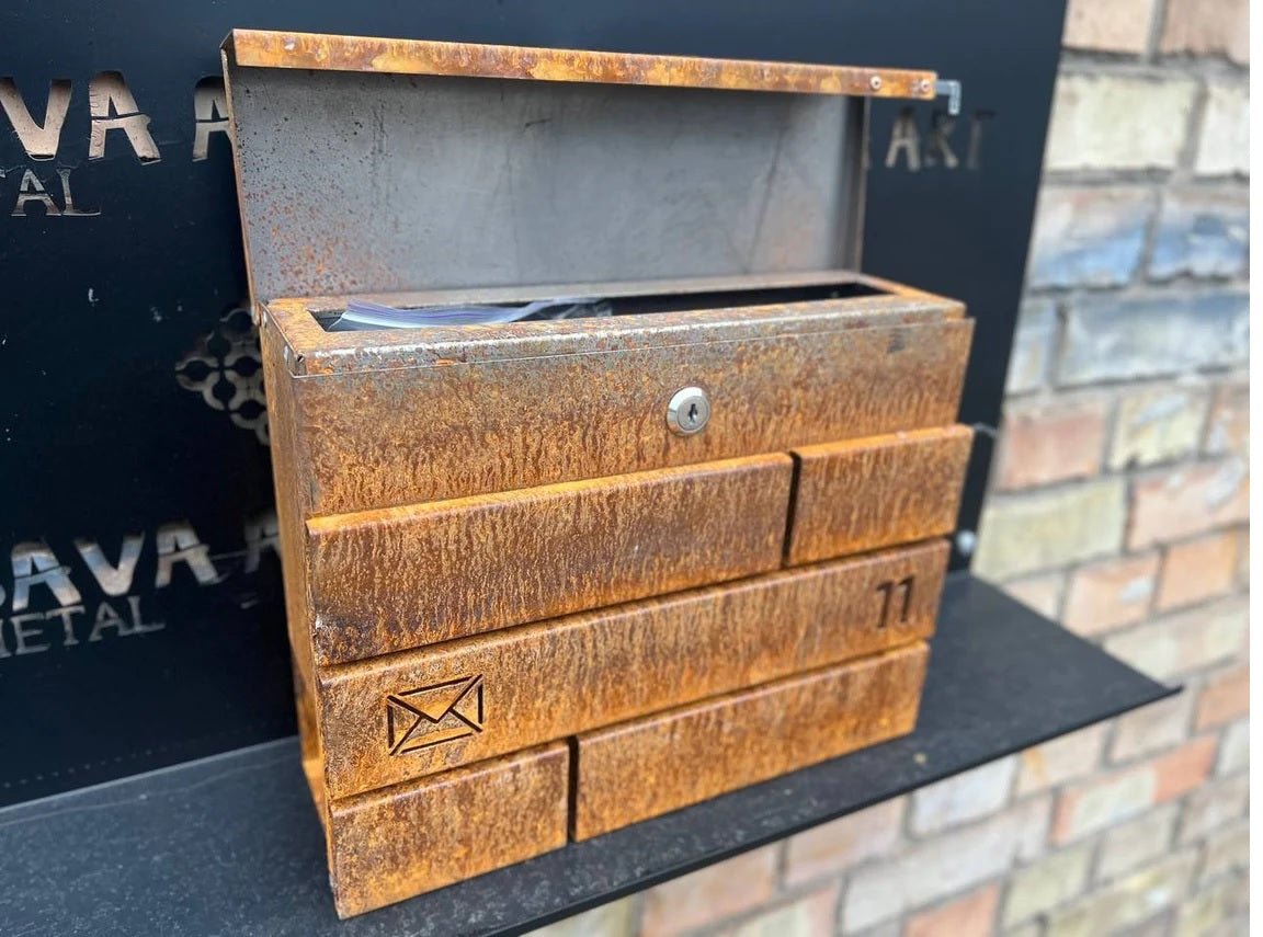 Maßgefertigter Wandbriefkasten aus Cortenstahl