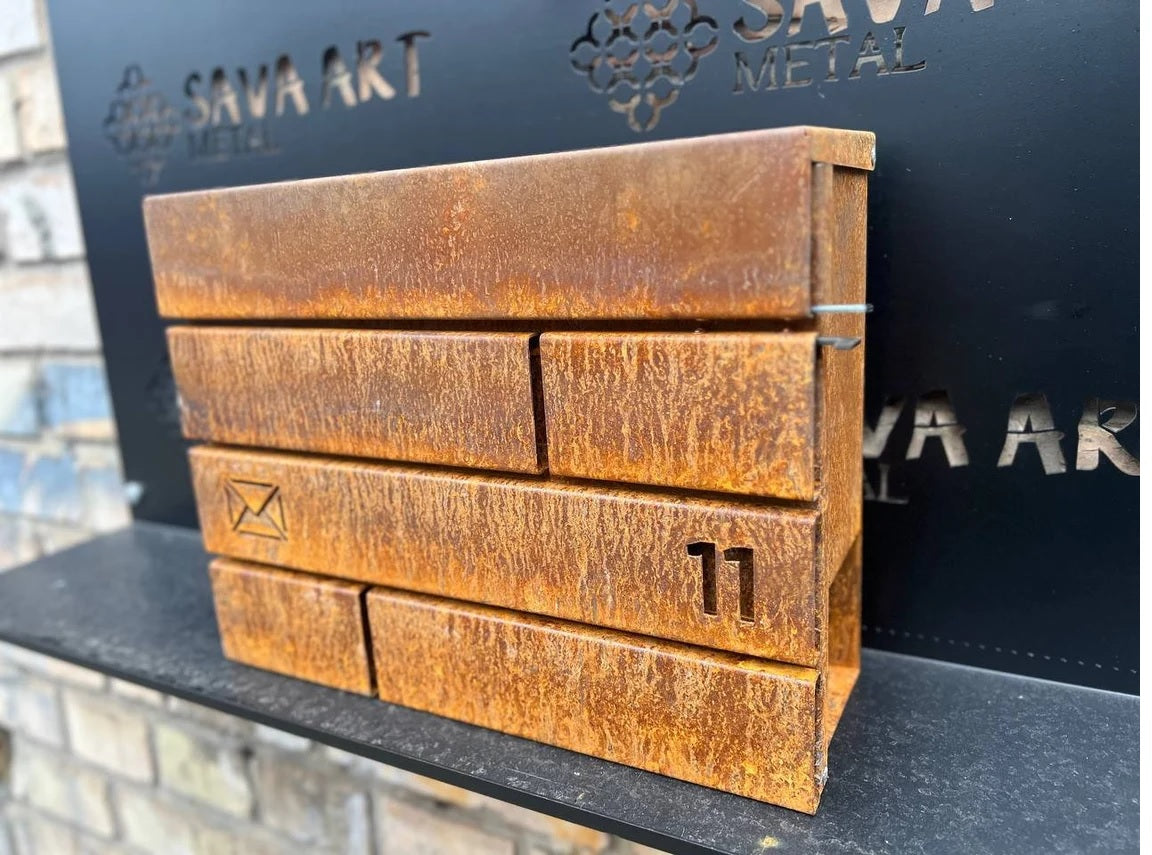 Maßgefertigter Wandbriefkasten aus Cortenstahl