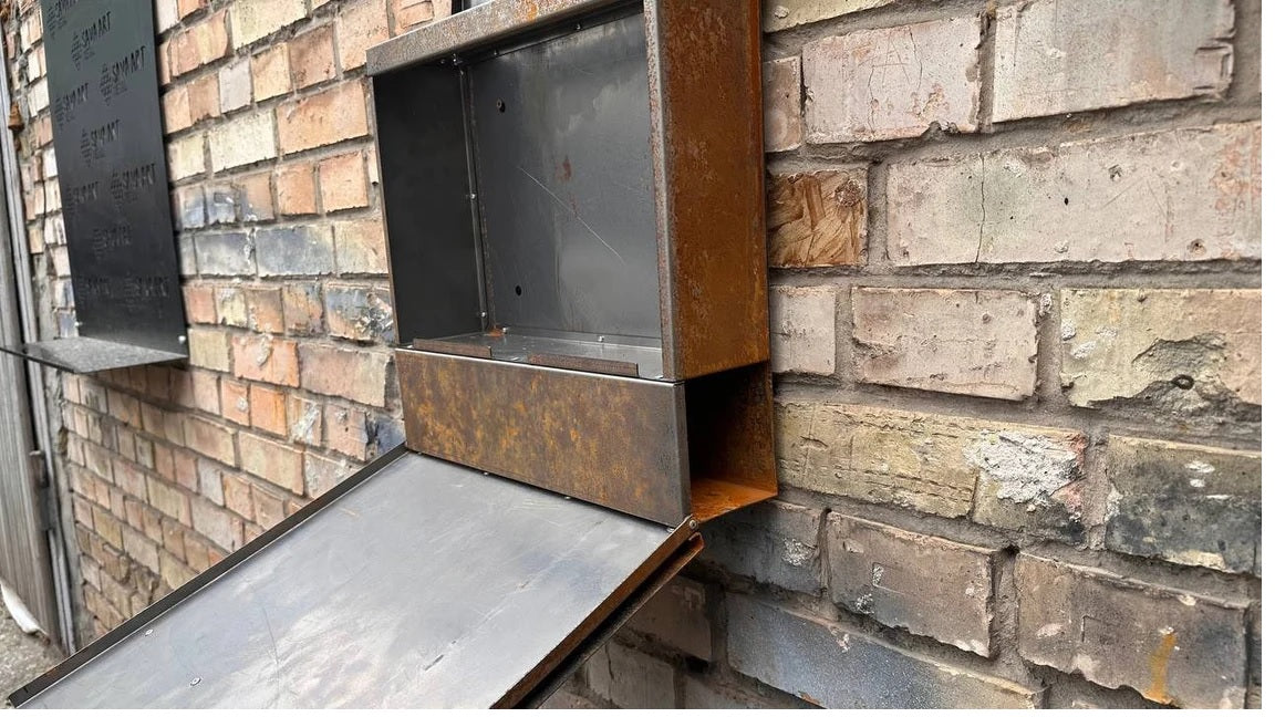 Maßgefertigter Wandbriefkasten aus Cortenstahl