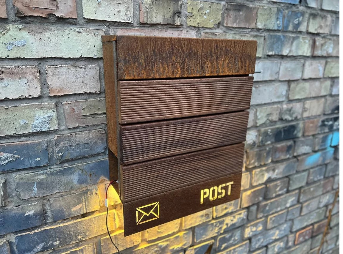 Cortenstahl / wetterfester Stahl + Merbauholz, personalisierter LED-Wandbriefkasten
