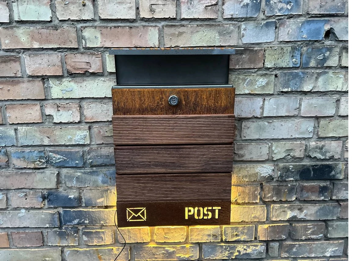 Cortenstahl / wetterfester Stahl + Merbauholz, personalisierter LED-Wandbriefkasten