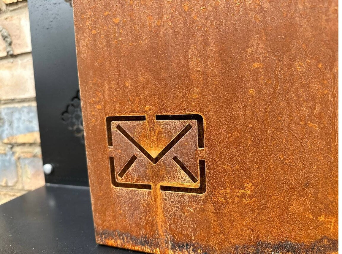 Maßgefertigter Wandbriefkasten aus Cortenstahl