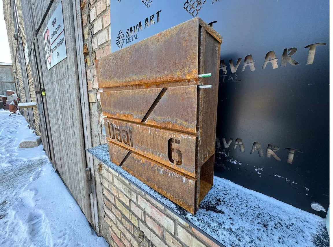 Maßgefertigter Wandbriefkasten aus Cortenstahl