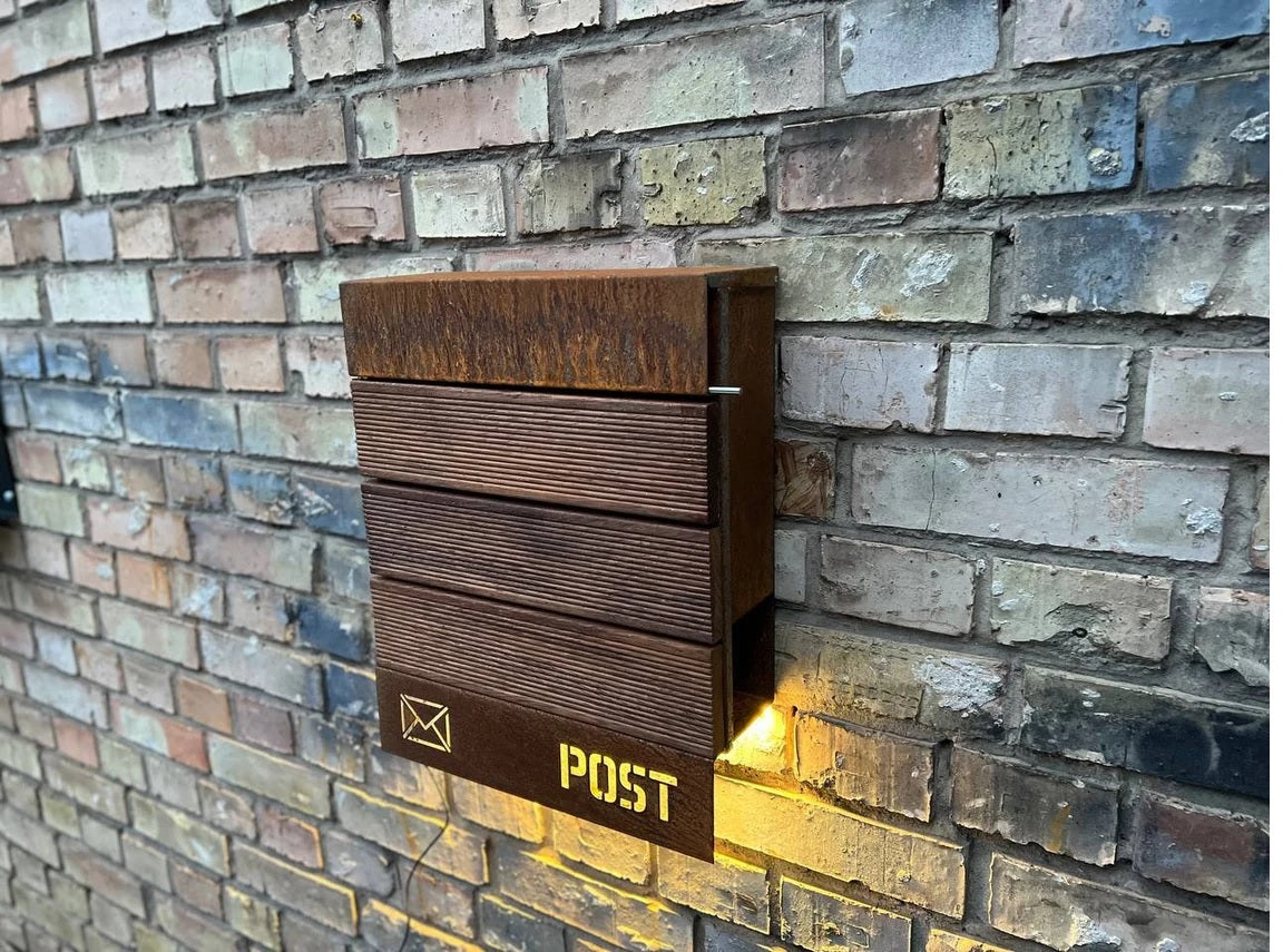 Cortenstahl / wetterfester Stahl + Merbauholz, personalisierter LED-Wandbriefkasten