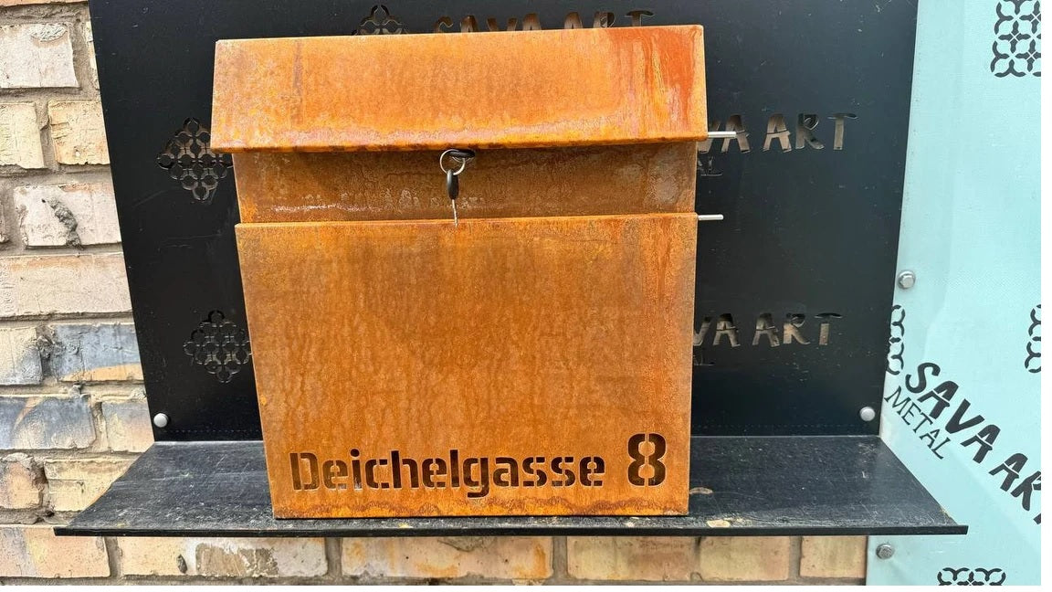 Maßgefertigter, individuell angefertigter Wandbriefkasten aus Cortenstahl