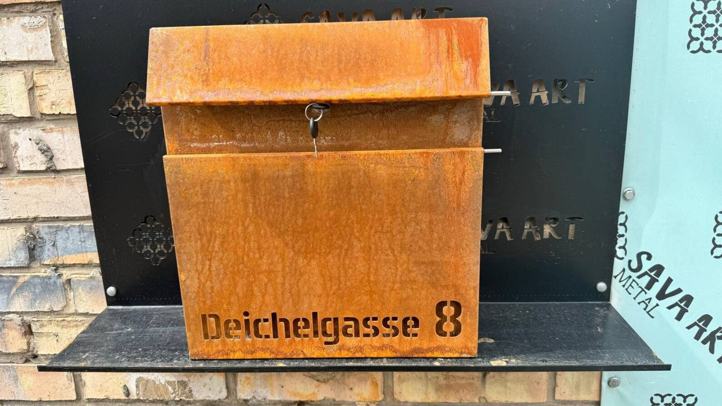 Maßgefertigter, individuell angefertigter Wandbriefkasten aus Cortenstahl