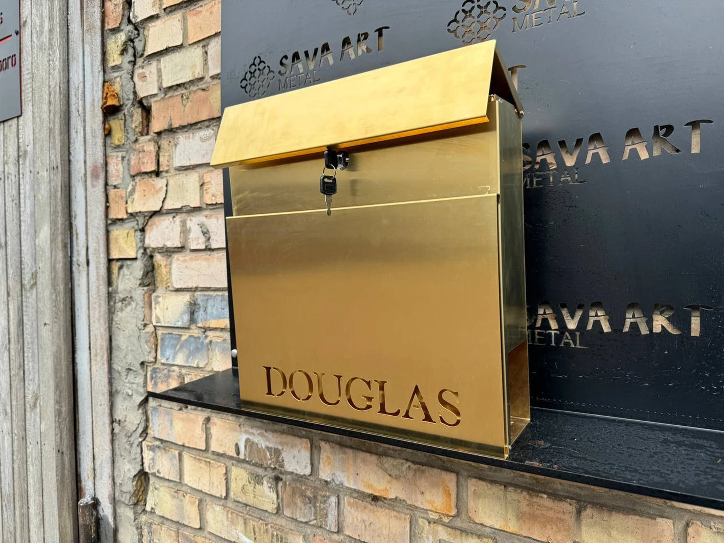 Personalisierter Briefkasten aus reinem Messing