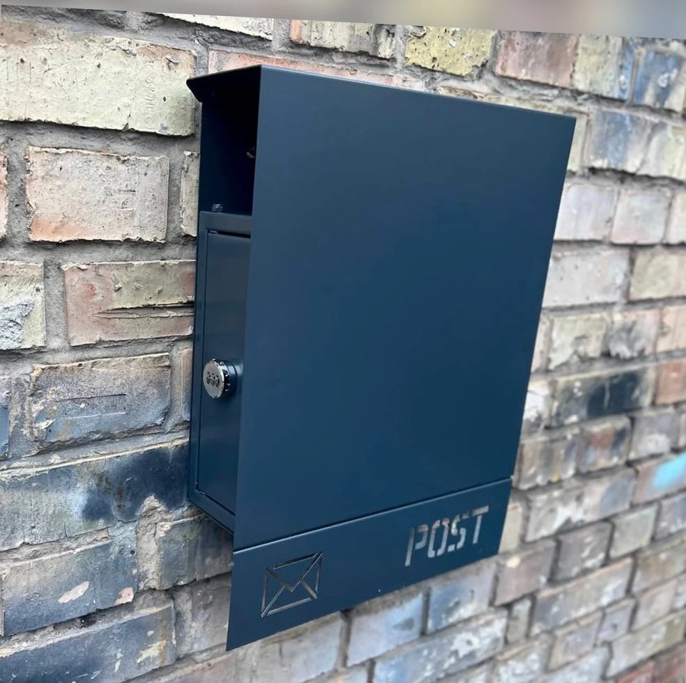 Individuell gestalteter Wandbriefkasten