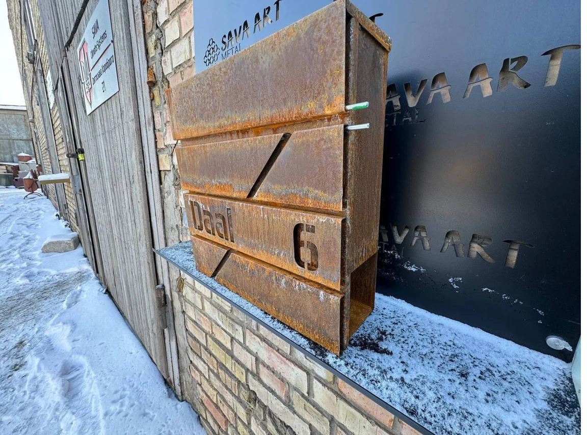 Maßgefertigter Wandbriefkasten aus Cortenstahl