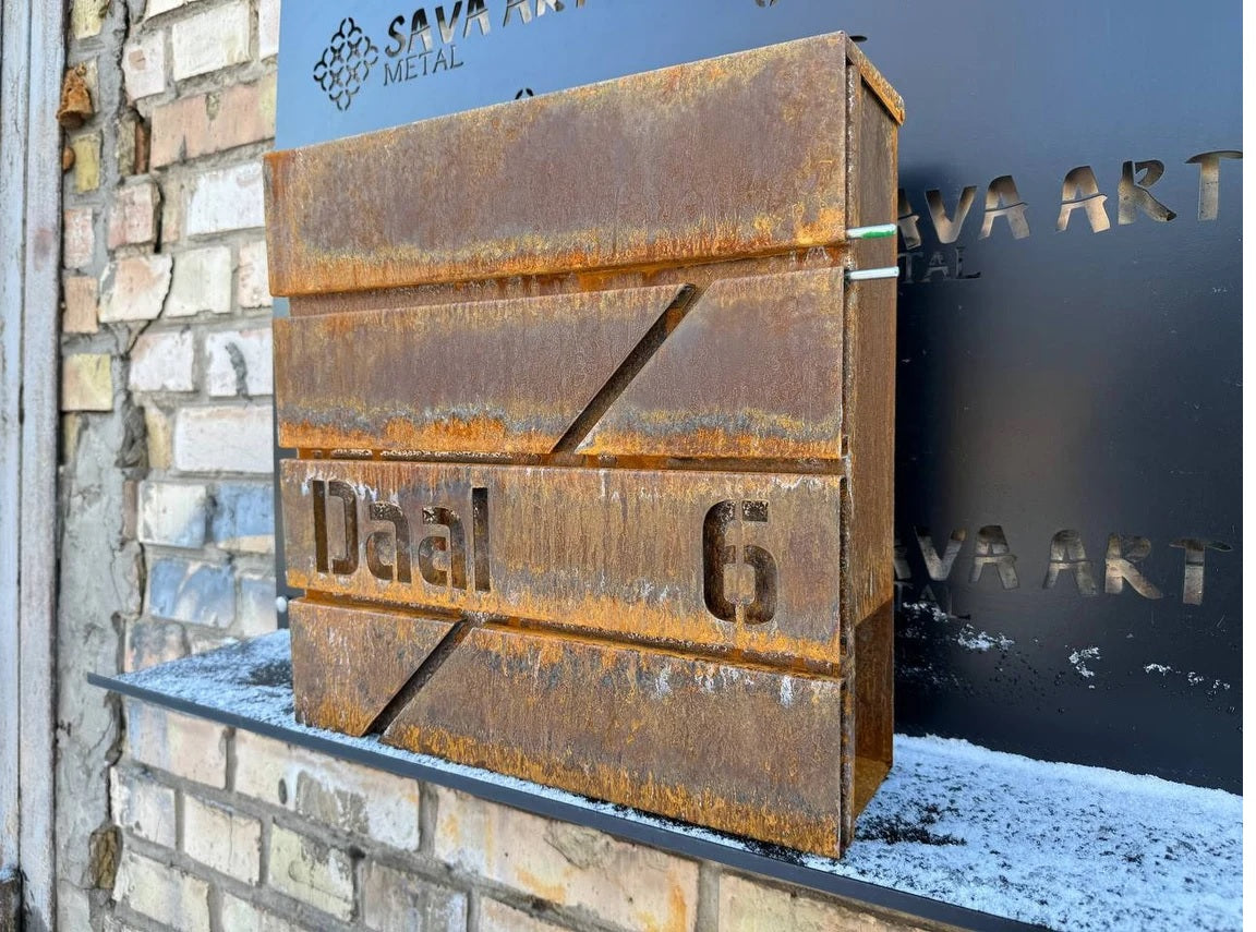 Maßgefertigter Wandbriefkasten aus Cortenstahl