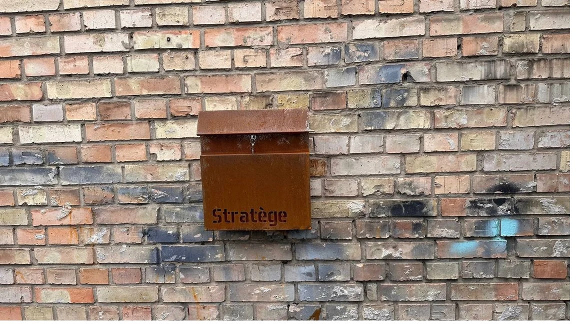 Maßgefertigter Wandbriefkasten aus Cortenstahl