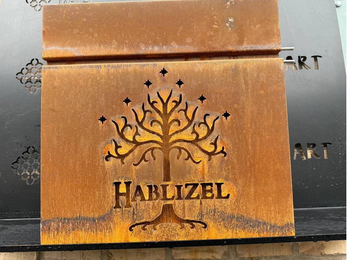 Maßgefertigter Wandbriefkasten aus Cortenstahl