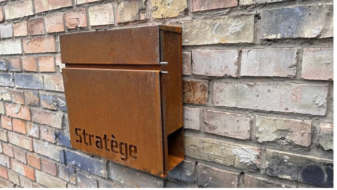 Maßgefertigter Wandbriefkasten aus Cortenstahl