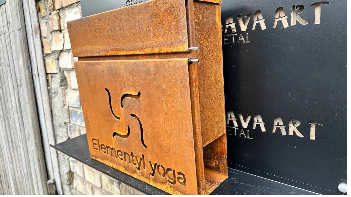 Maßgefertigter Wandbriefkasten aus Cortenstahl