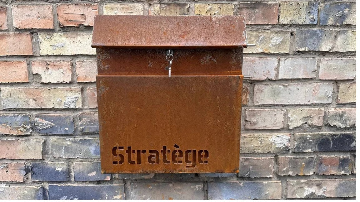 Maßgefertigter Wandbriefkasten aus Cortenstahl