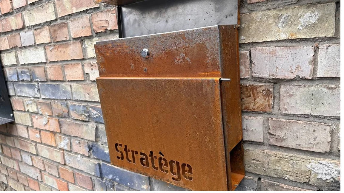 Maßgefertigter Wandbriefkasten aus Cortenstahl