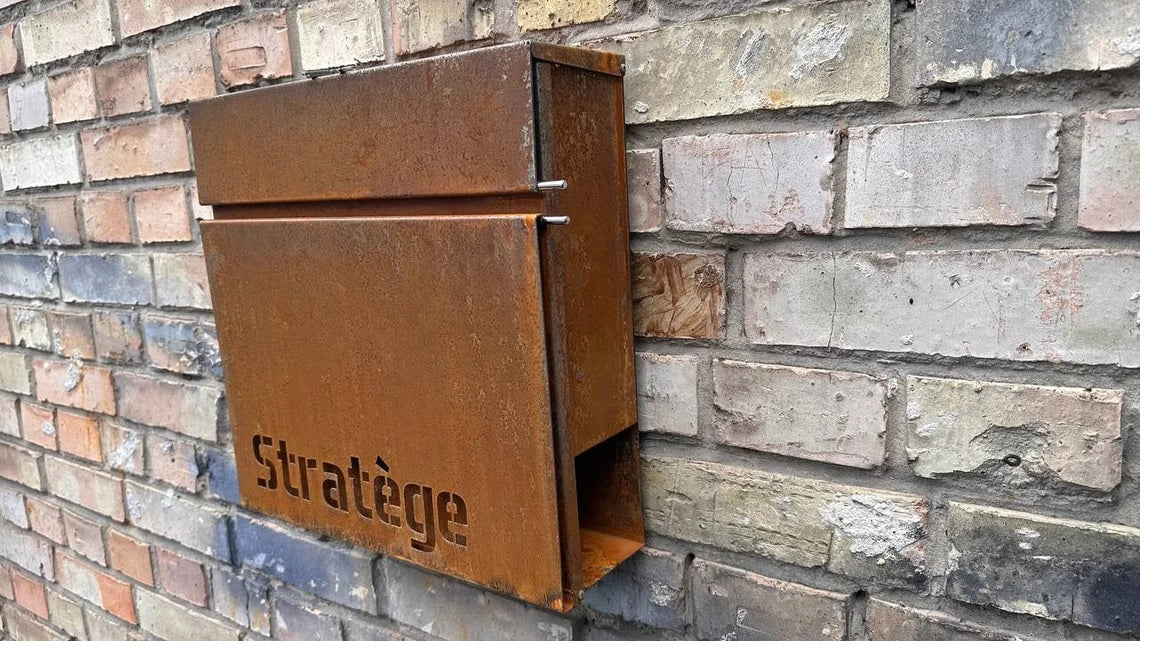 Maßgefertigter Wandbriefkasten aus Cortenstahl