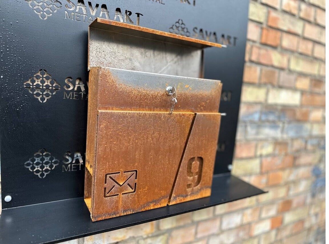 Maßgefertigter Wandbriefkasten aus Cortenstahl